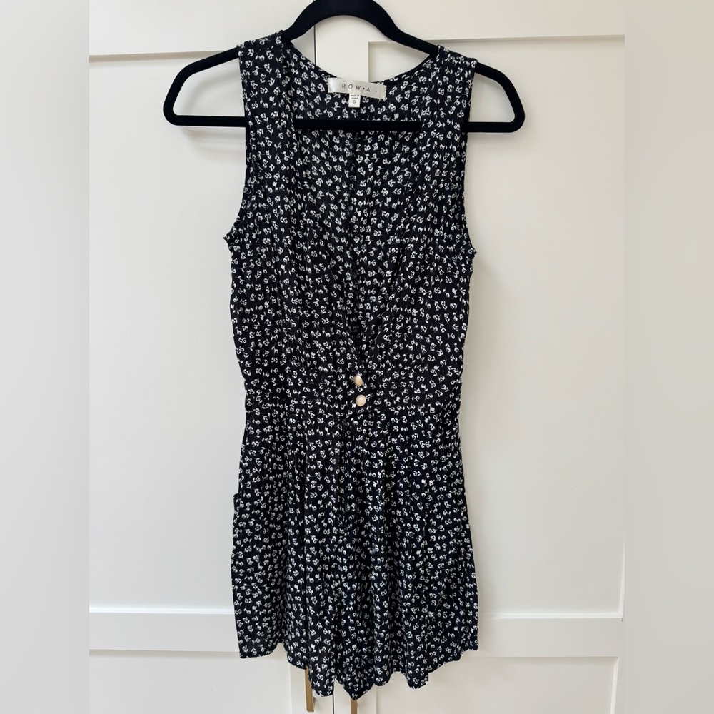 Black and White Floral Sleeveless Dress Row A EUC size S romper/dress skort